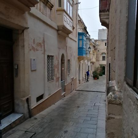 Old Refurbished Apartment In Bormla Cospicua Экстерьер фото