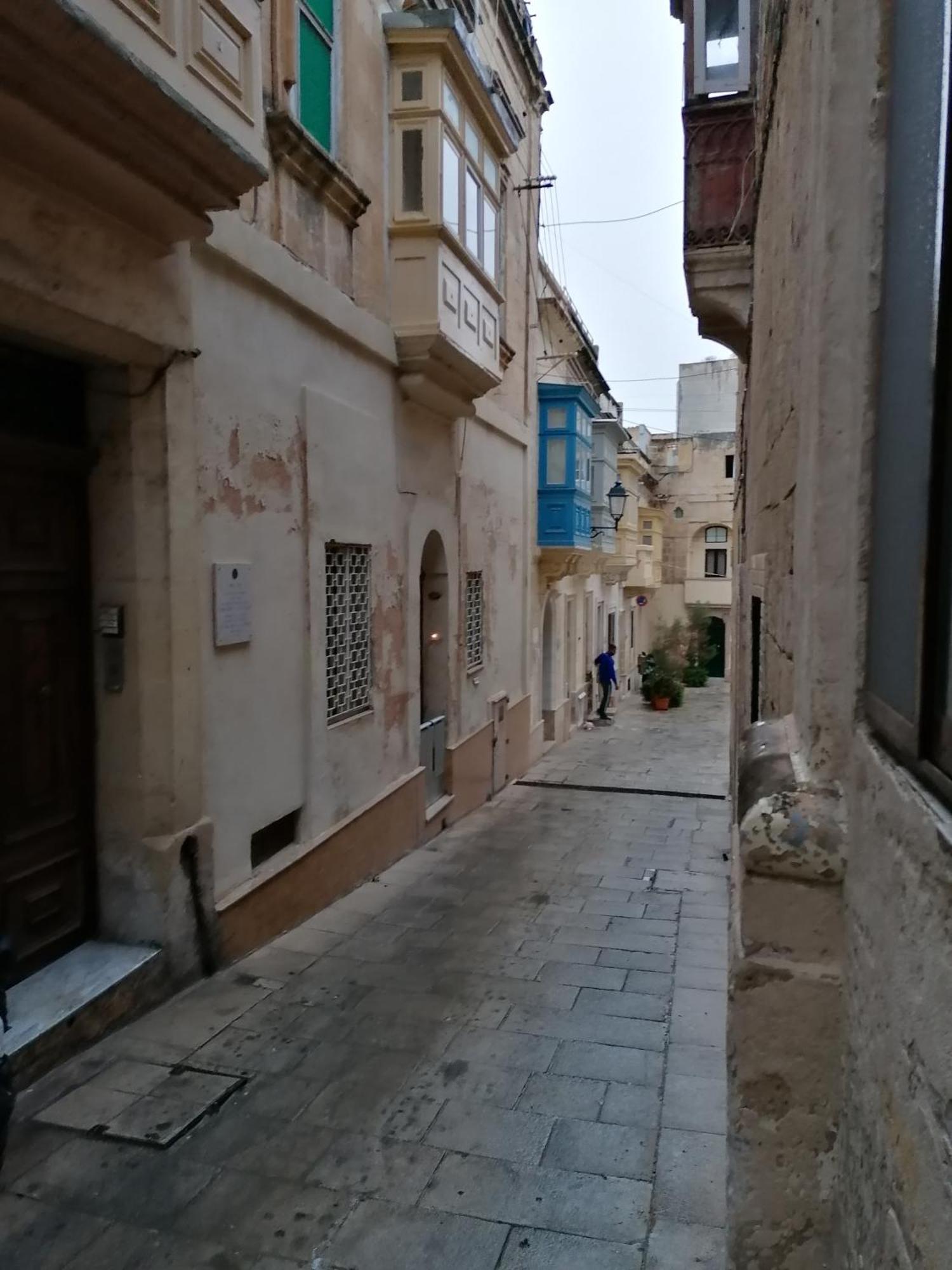 Old Refurbished Apartment In Bormla Cospicua Экстерьер фото