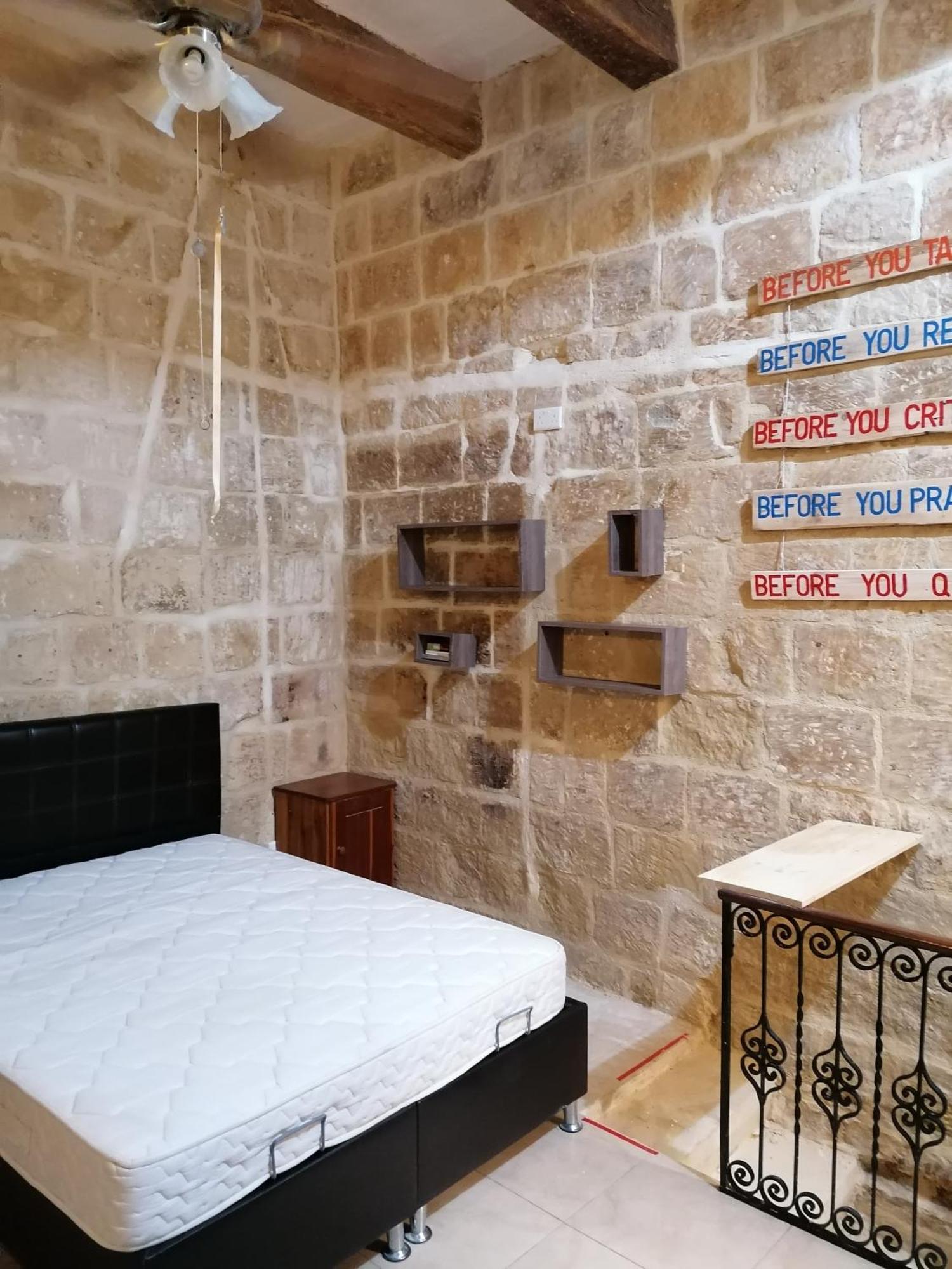 Old Refurbished Apartment In Bormla Cospicua Экстерьер фото