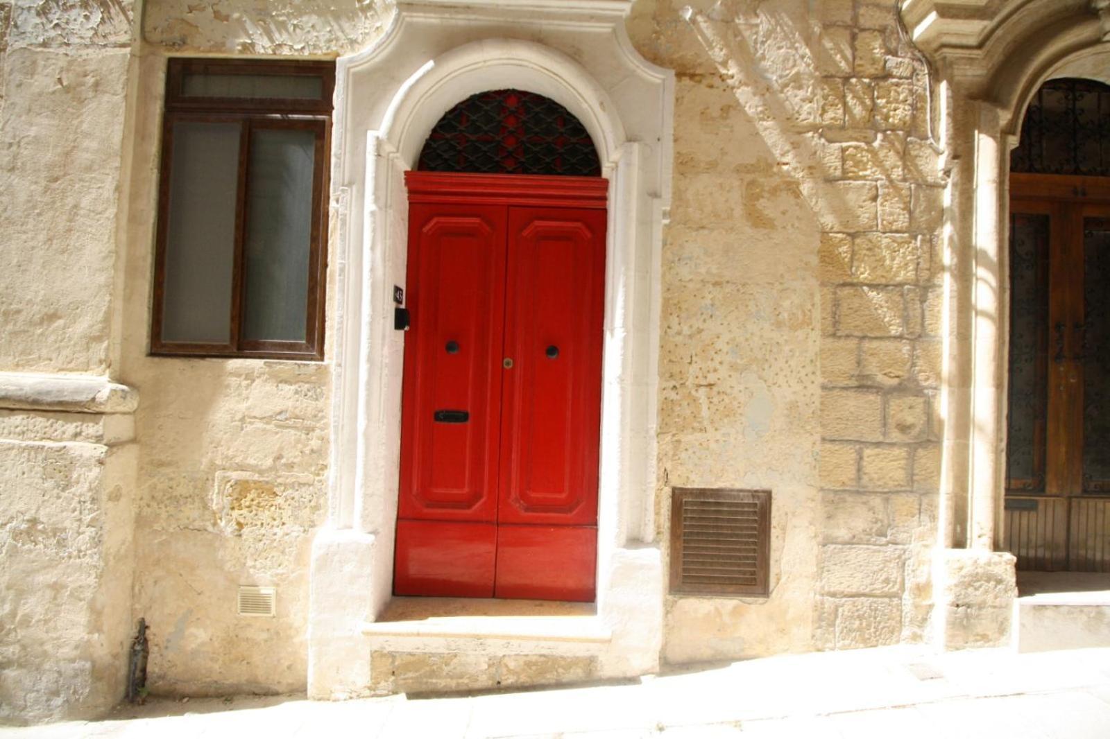 Old Refurbished Apartment In Bormla Cospicua Экстерьер фото